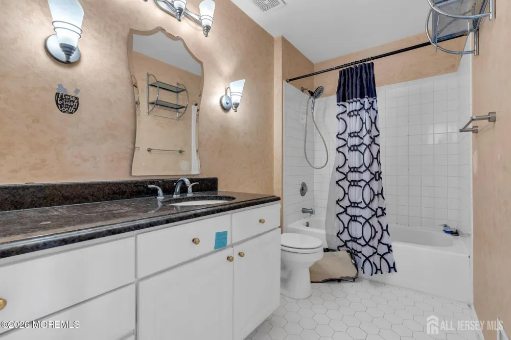 18 Lysbeth Lane Matawan, NJ 07748