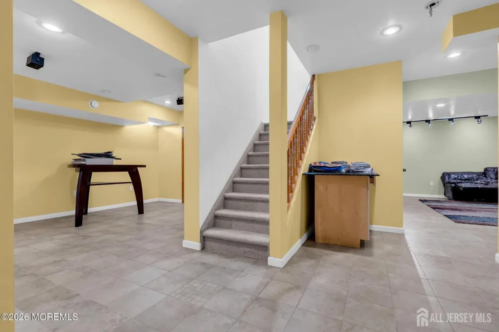 18 Lysbeth Lane Matawan, NJ 07748