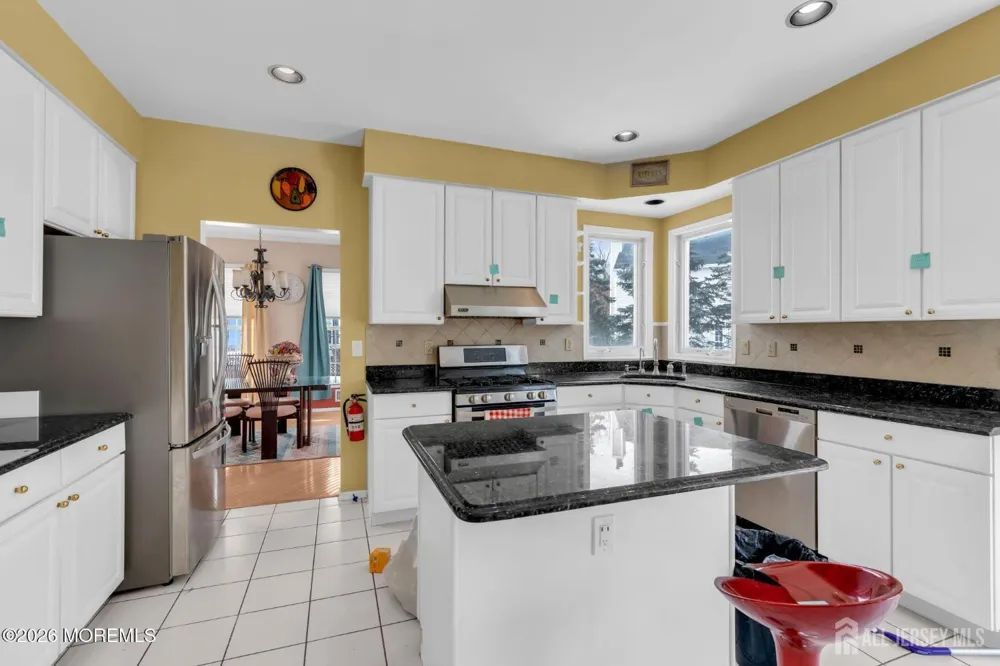18 Lysbeth Lane Matawan, NJ 07748