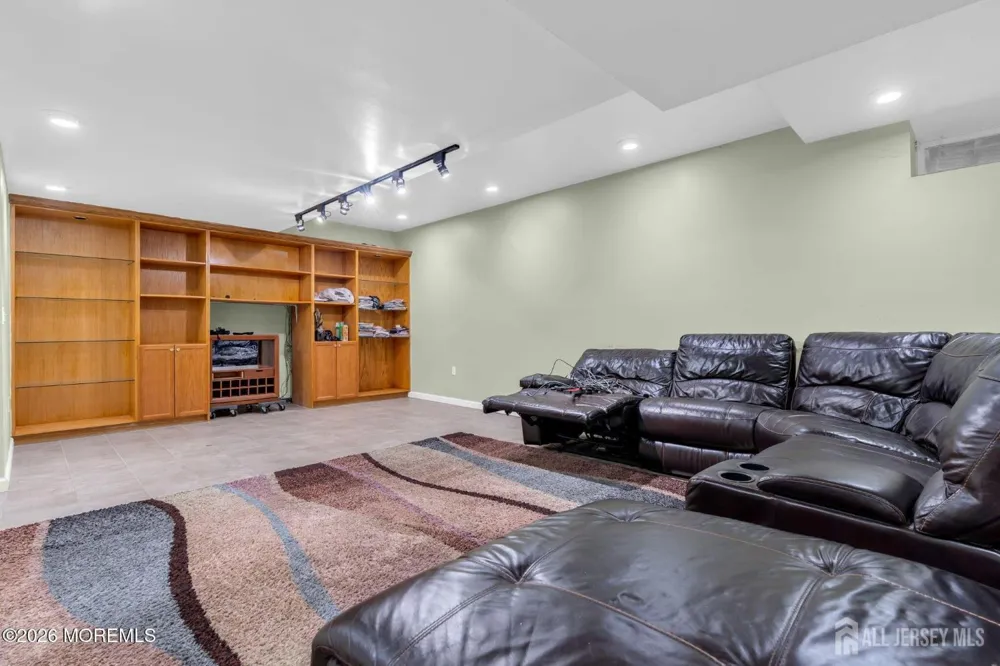 18 Lysbeth Lane Matawan, NJ 07748