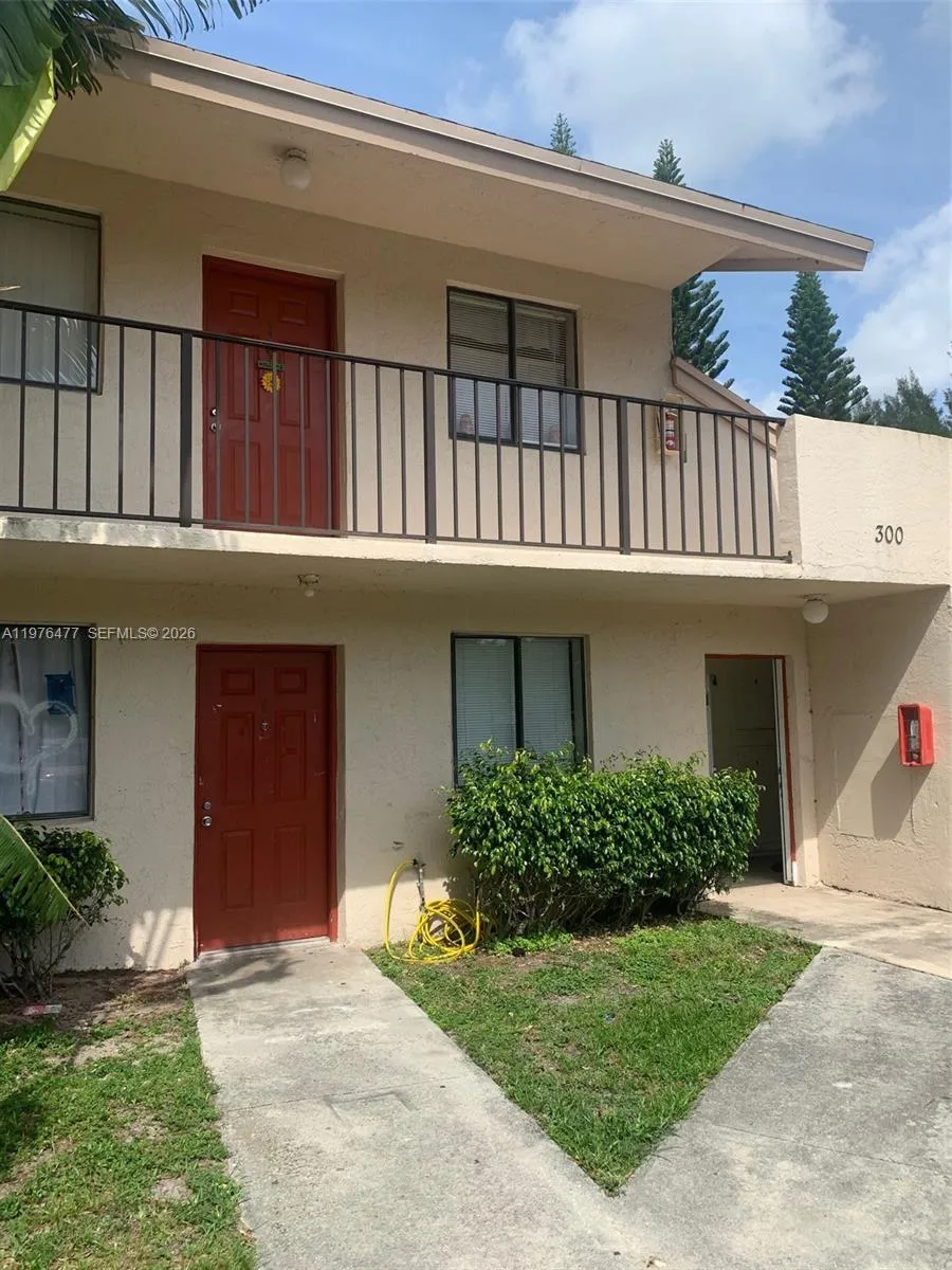 300 Nottingham Cir #J Green Acres, FL 33463