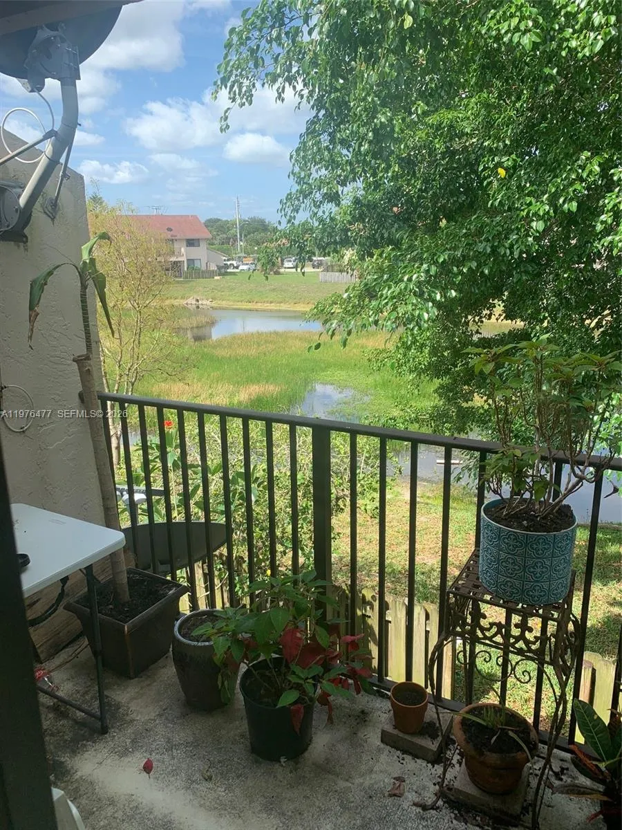 300 Nottingham Cir #J Green Acres, FL 33463