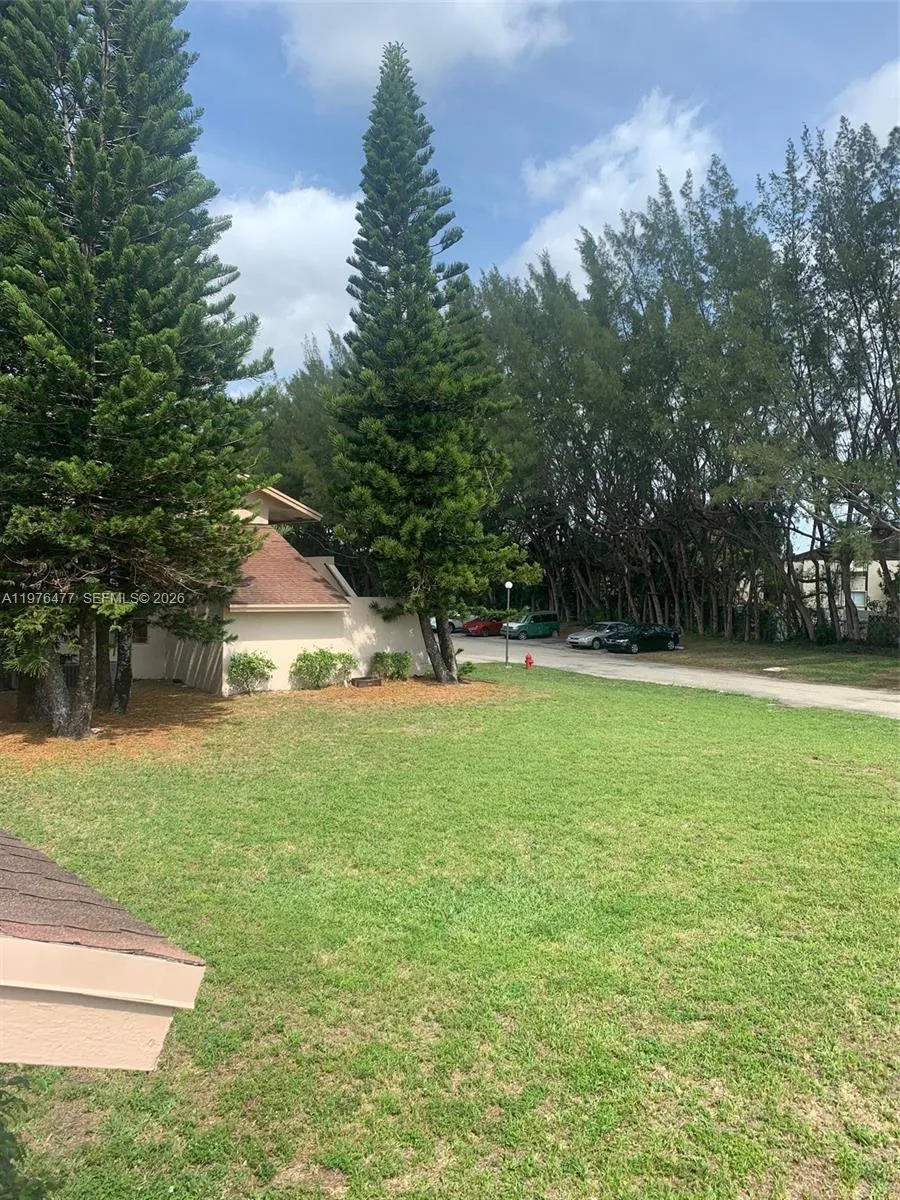 300 Nottingham Cir #J Green Acres, FL 33463