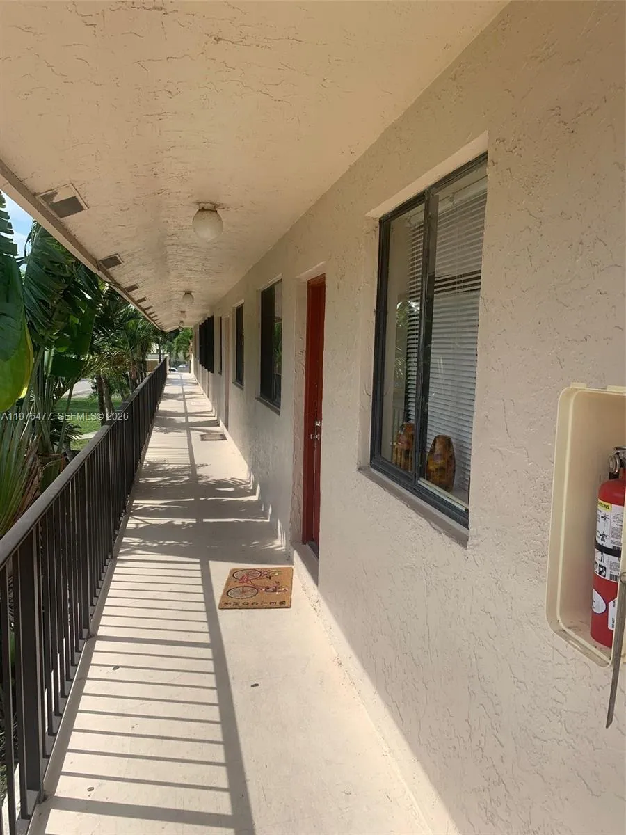 300 Nottingham Cir #J Green Acres, FL 33463