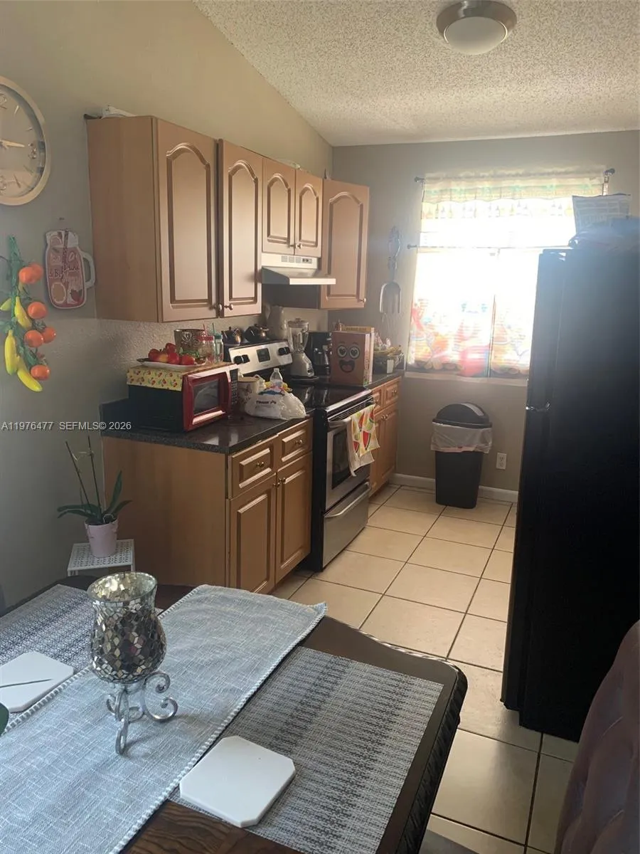 300 Nottingham Cir #J Green Acres, FL 33463