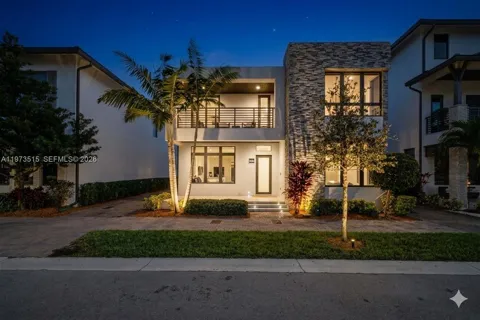 8126 NW 48th Ter