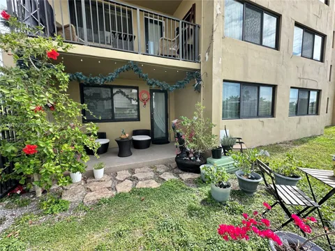 301 Golden Isles Dr (Avail MAY,1) #114