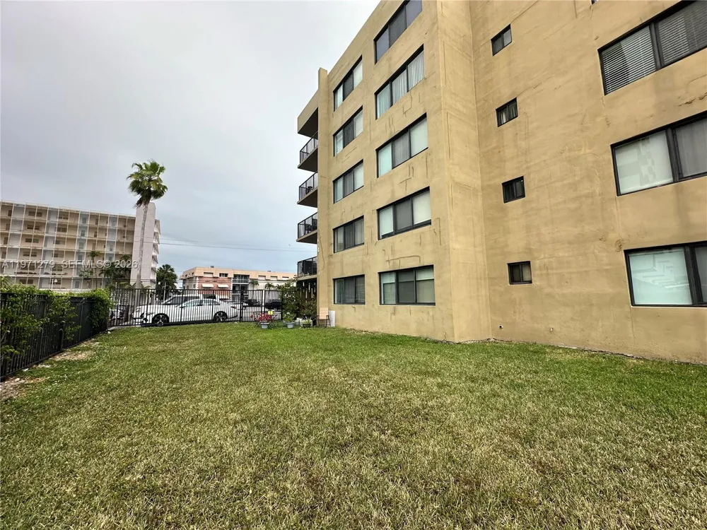 301 Golden Isles Dr #114 Hallandale Beach, FL 33009