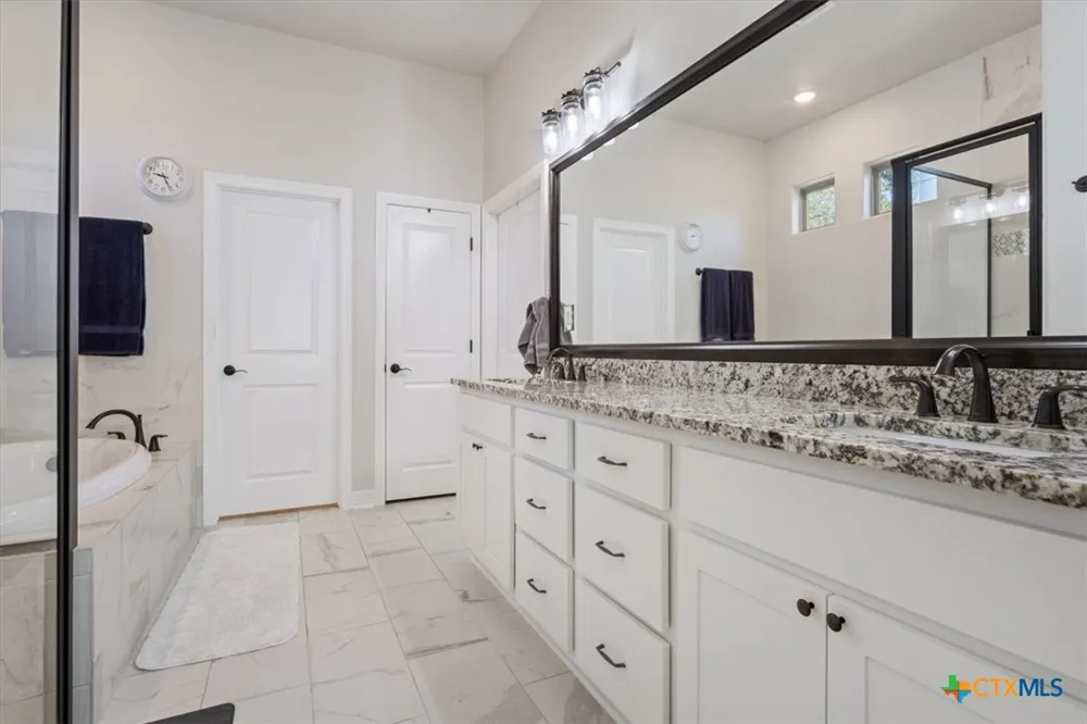 102 Rancho Del Lago Lane Morgans Point Resort, TX 76513