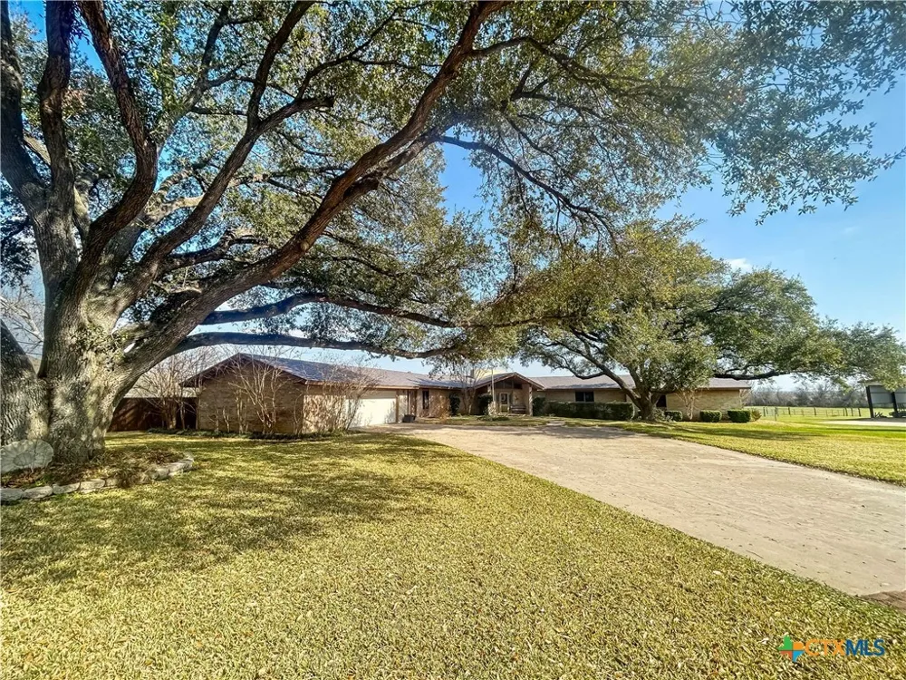 903 Hoover Cameron, TX 76520