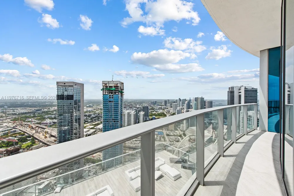 851 NE 1st Ave #PH 5402 Miami, FL 33132