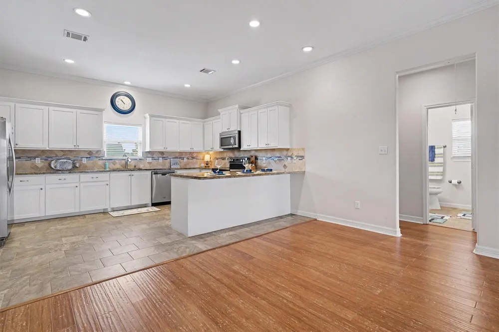 437 Pompano Street Bayou Vista, TX 77563