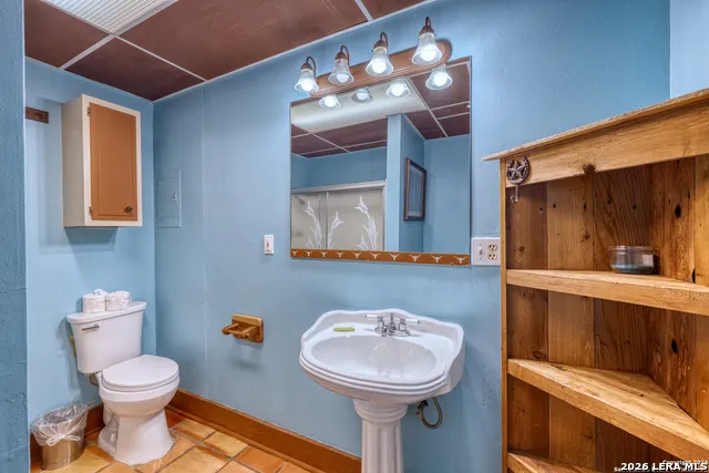 711 Mariposa Avenue Concan, TX 78801