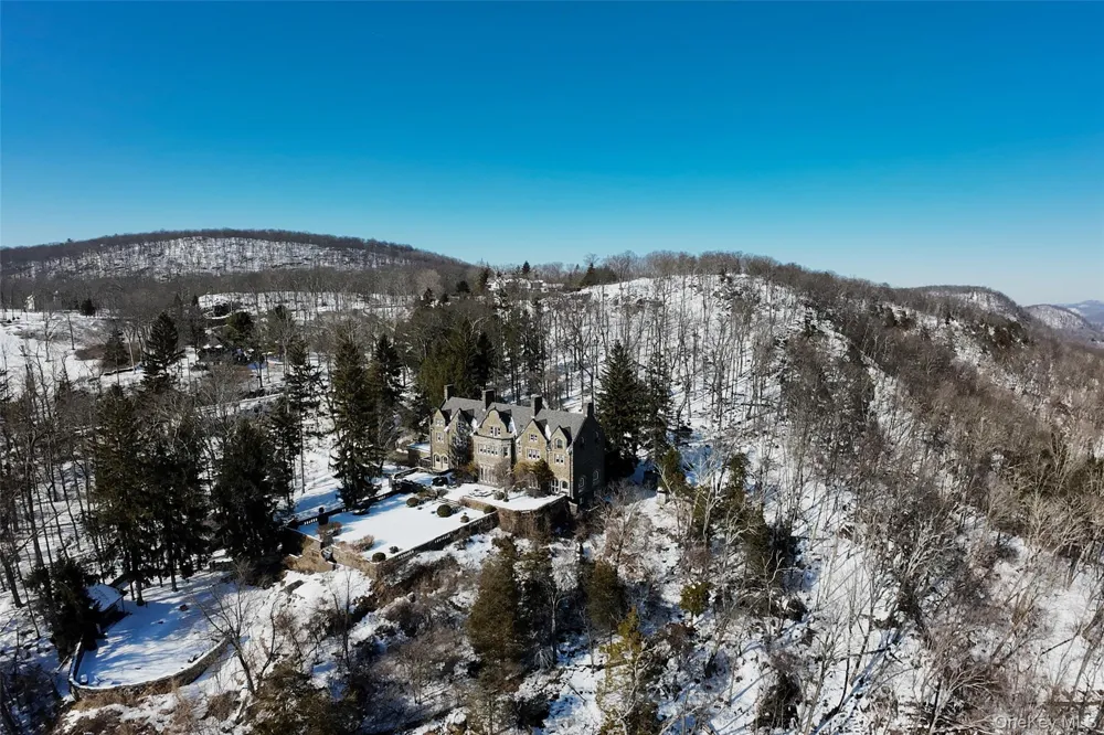 43 Ontio Road Tuxedo Park, NY 10987
