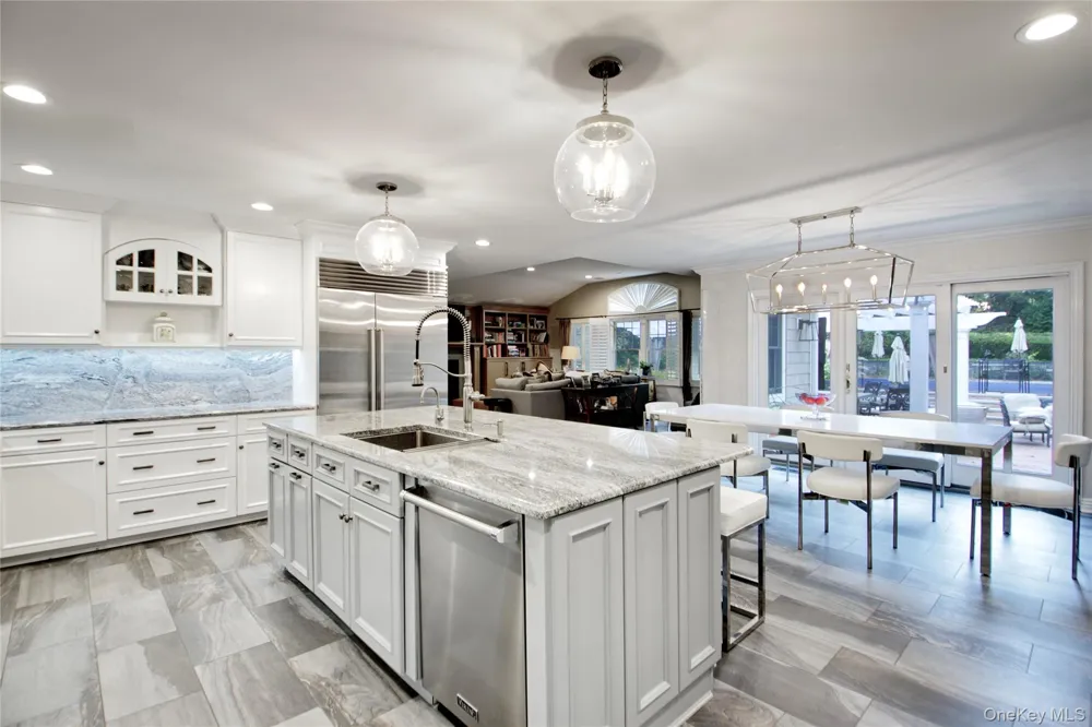 110 Birch Drive East Hills, NY 11576
