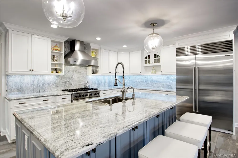 110 Birch Drive East Hills, NY 11576