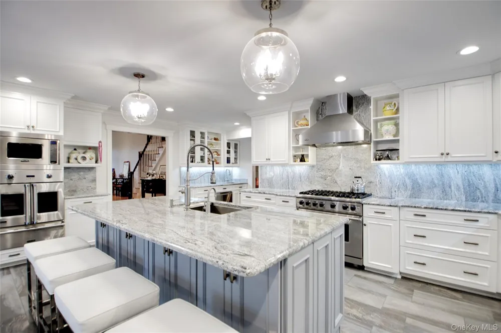 110 Birch Drive East Hills, NY 11576