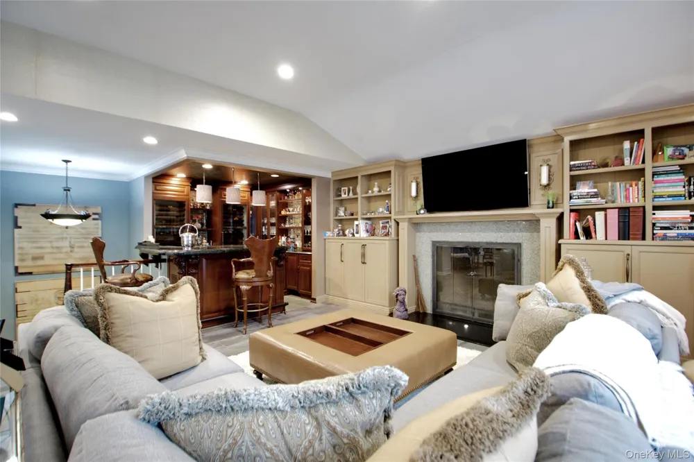 110 Birch Drive East Hills, NY 11576