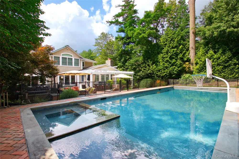 110 Birch Drive East Hills, NY 11576