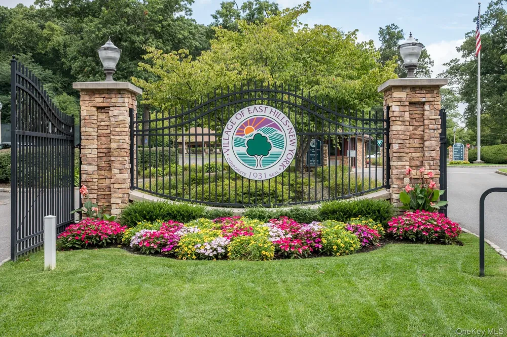 110 Birch Drive East Hills, NY 11576