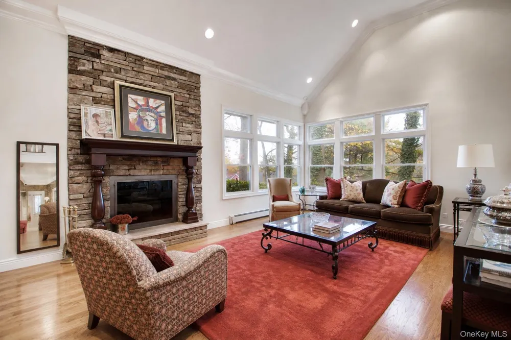 110 Birch Drive East Hills, NY 11576