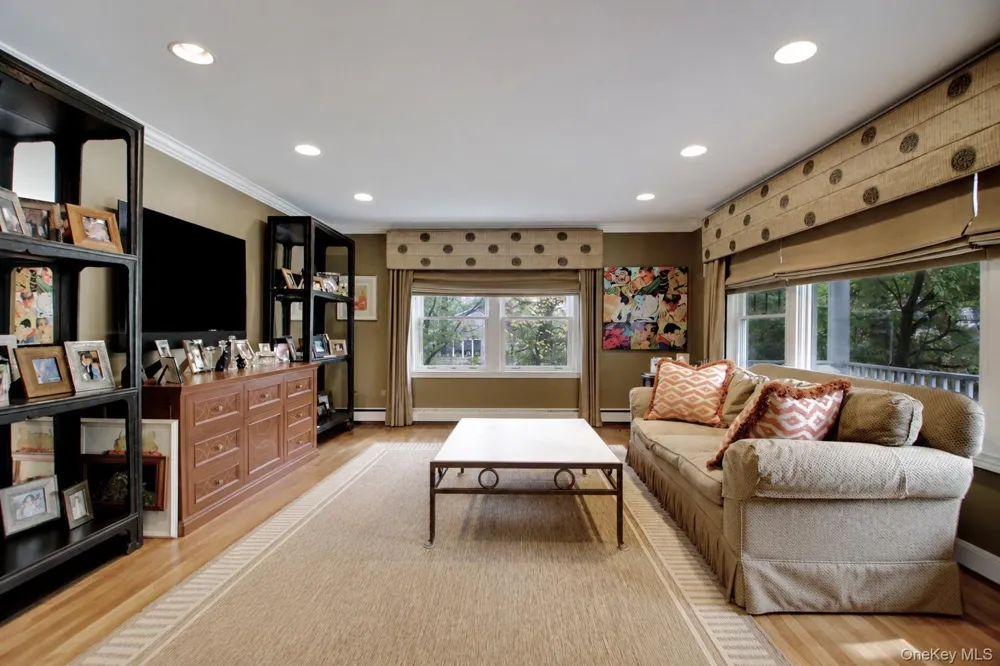 110 Birch Drive East Hills, NY 11576