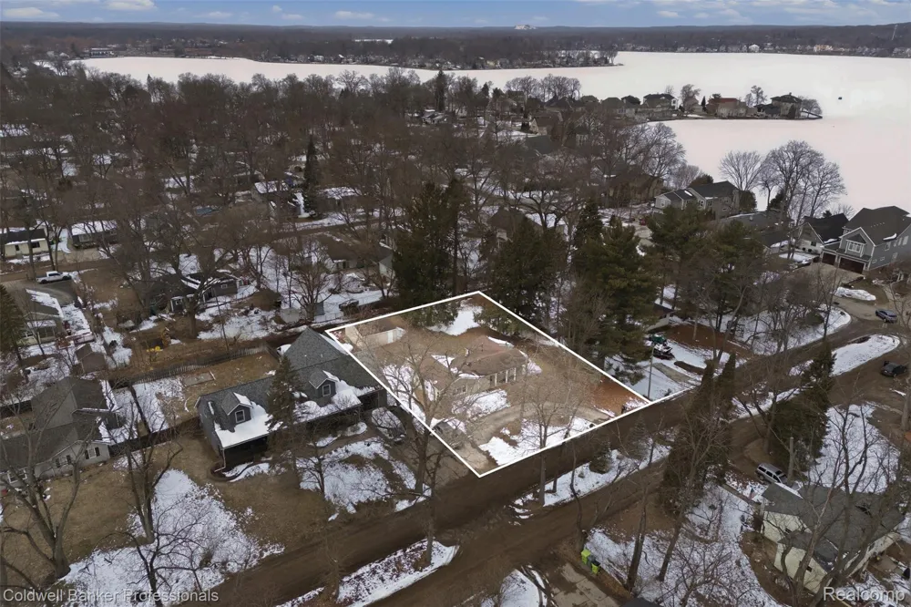 2380 Rolandale West Bloomfield Charter Township, MI 48324