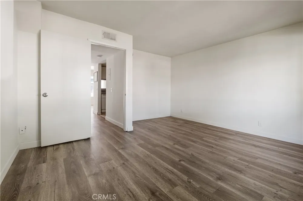 2726 S Menlo Ave. Los Angeles, CA 90007