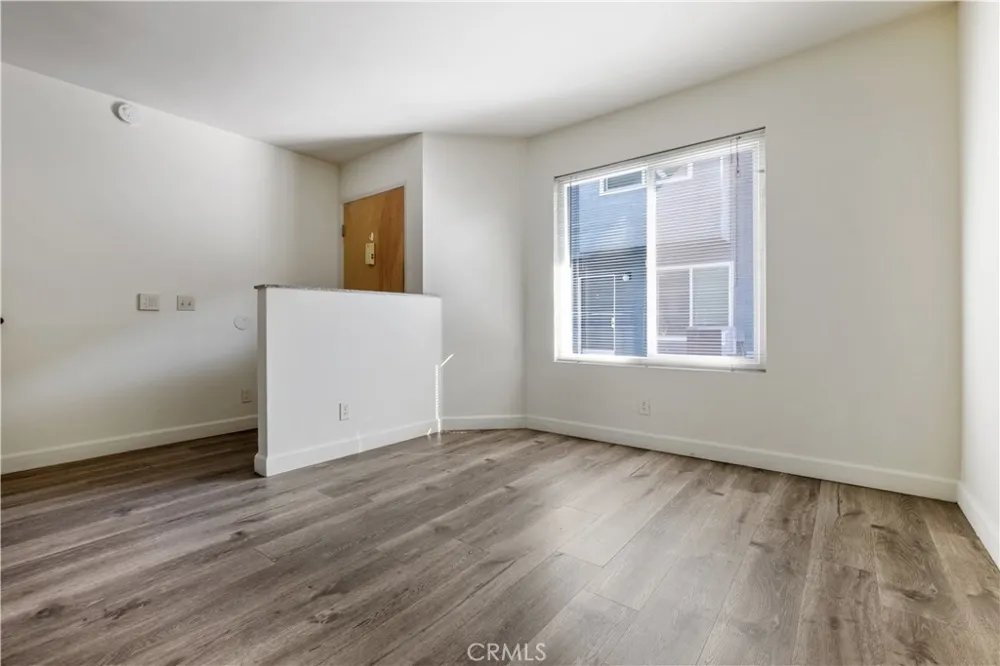 2726 S Menlo Ave. Los Angeles, CA 90007