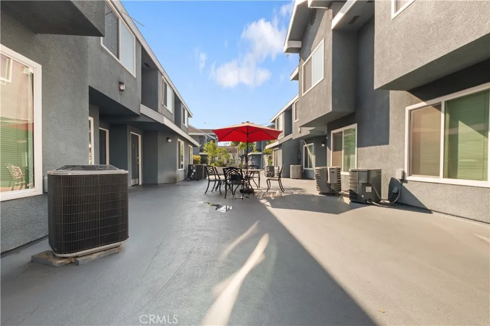 2726 S Menlo Ave. Los Angeles, CA 90007