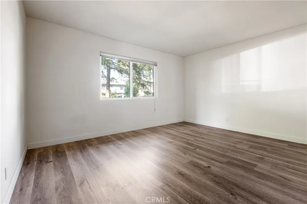 2726 S Menlo Ave. Los Angeles, CA 90007