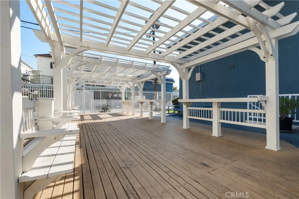 2726 S Menlo Ave. Los Angeles, CA 90007