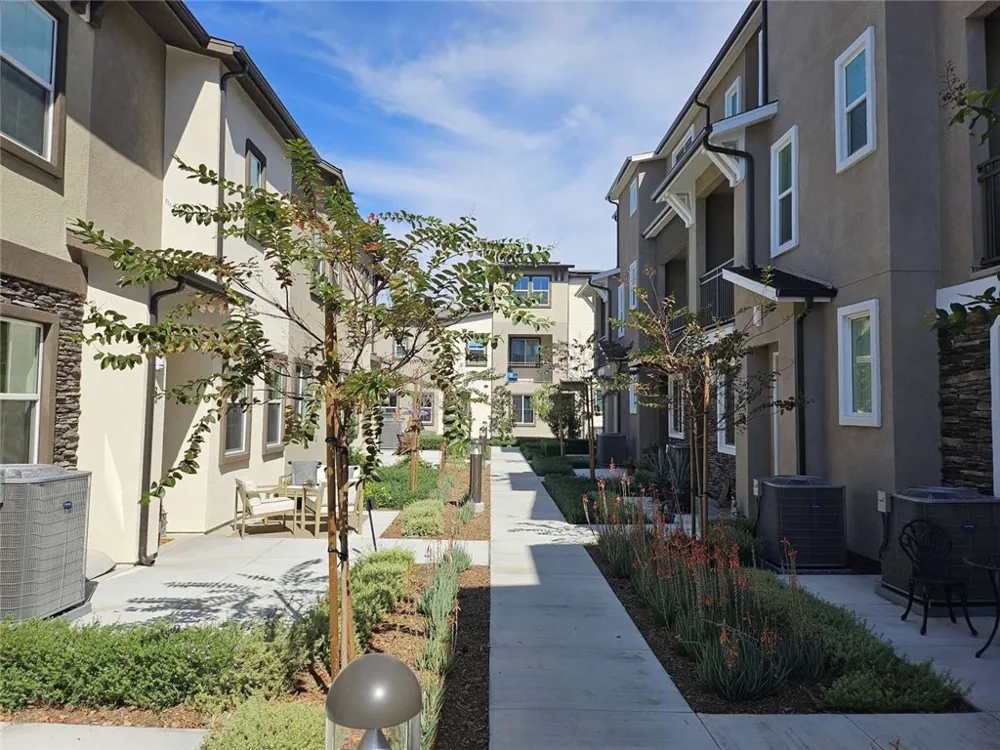 11737 Florence Avenue #6 Santa Fe Springs, CA 90670
