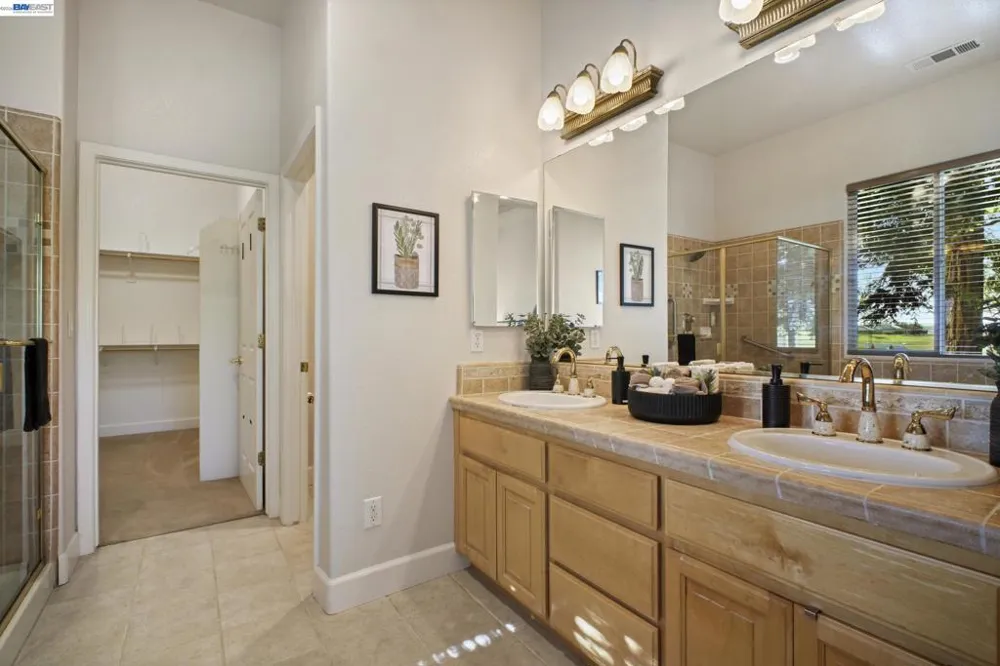 8 Rock Ridge Ct Copperopolis, CA 95228