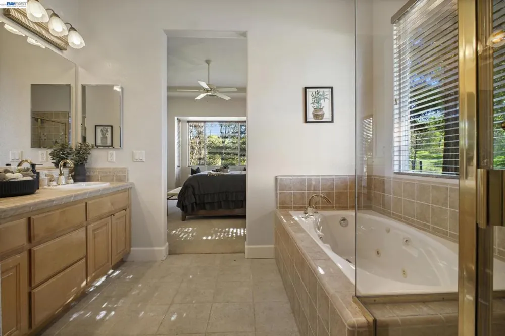 8 Rock Ridge Ct Copperopolis, CA 95228