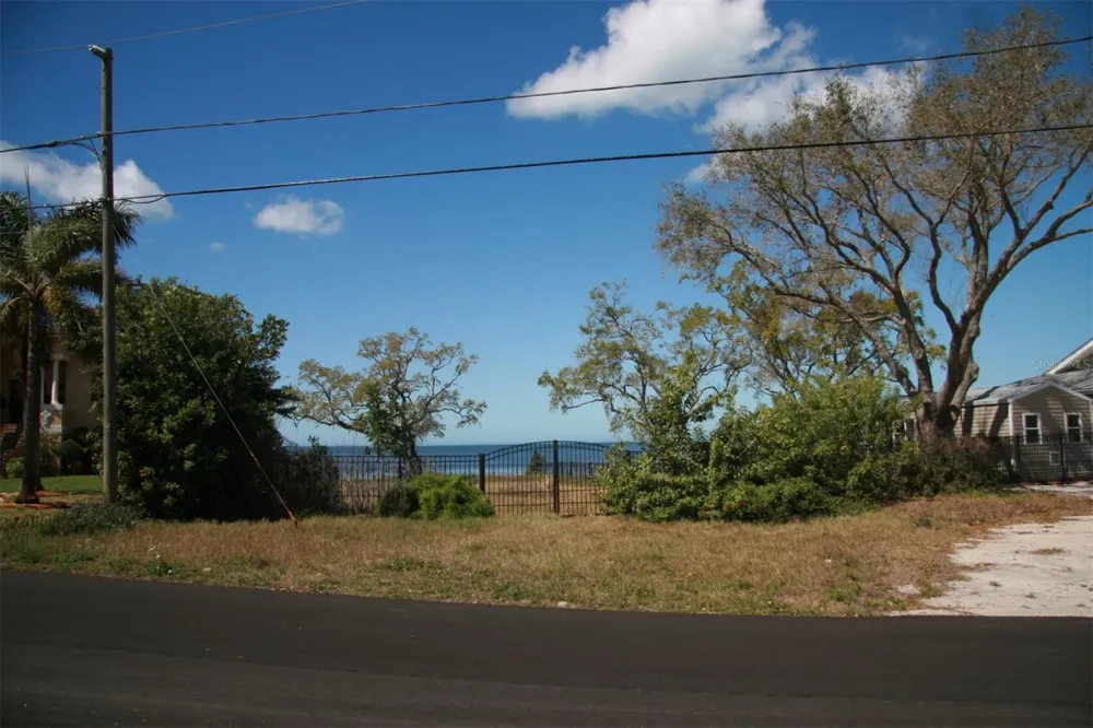 000 BLUFF BOULEVARD Holiday, FL 34691
