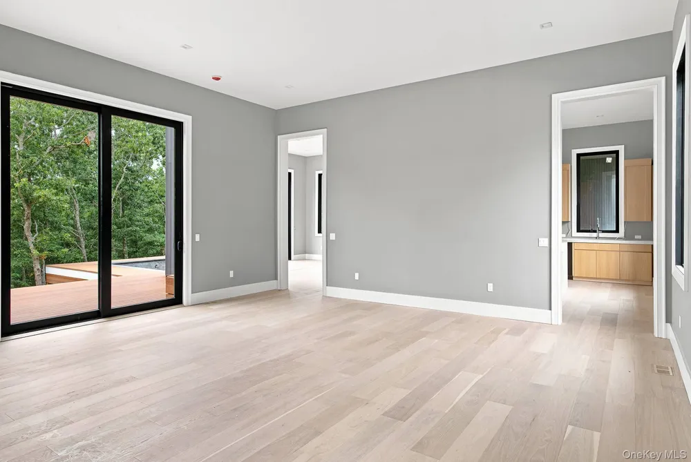 207 Middle Line Highway Southampton, NY 11968