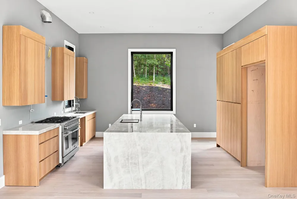 207 Middle Line Highway Southampton, NY 11968