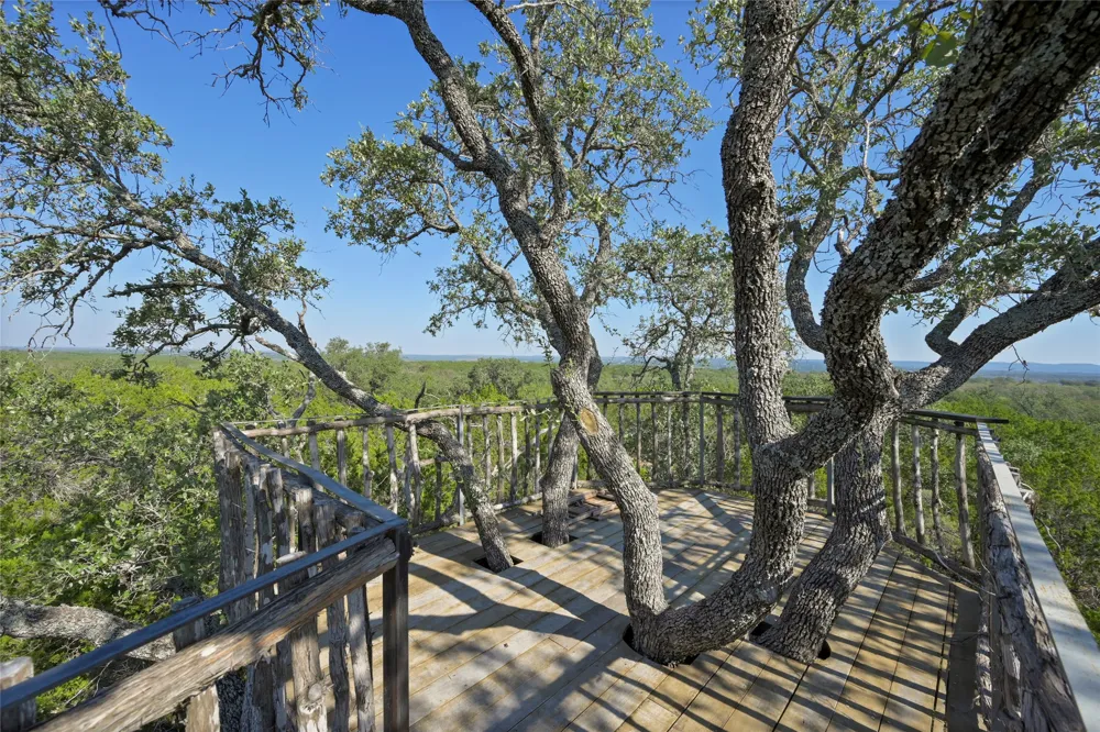1033 Flying X Road Spicewood, TX 78669