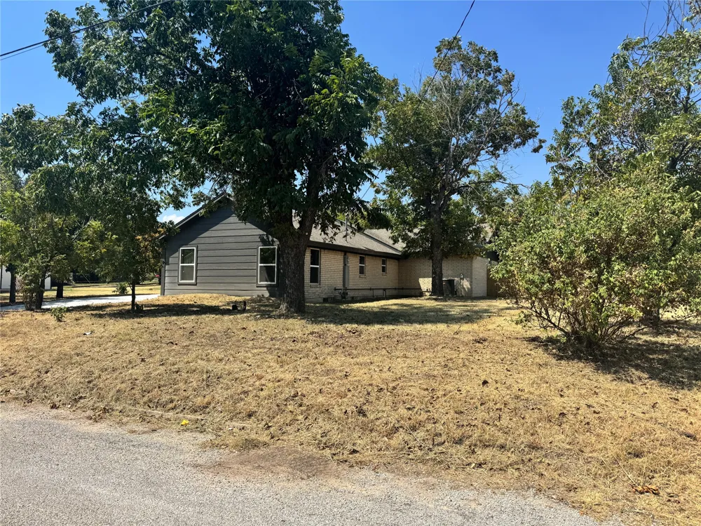 603 Pearl Street Comanche, TX 76442