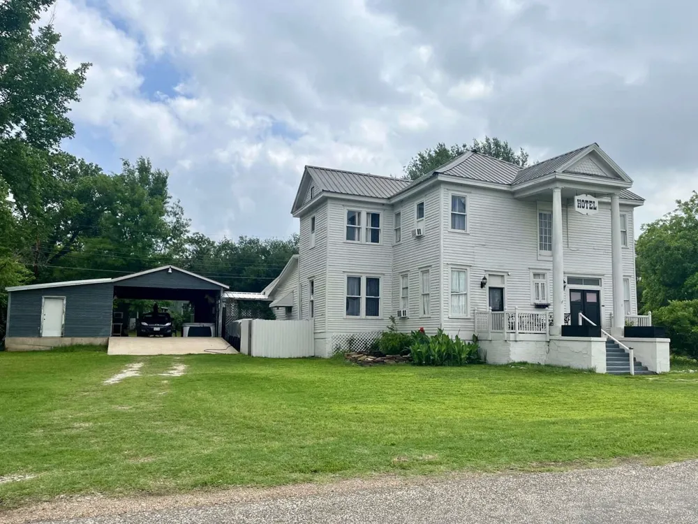 408 S Railroad Avenue Calvert, TX 77837