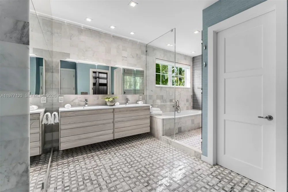 2887 Pine Tree Dr Miami Beach, FL 33140
