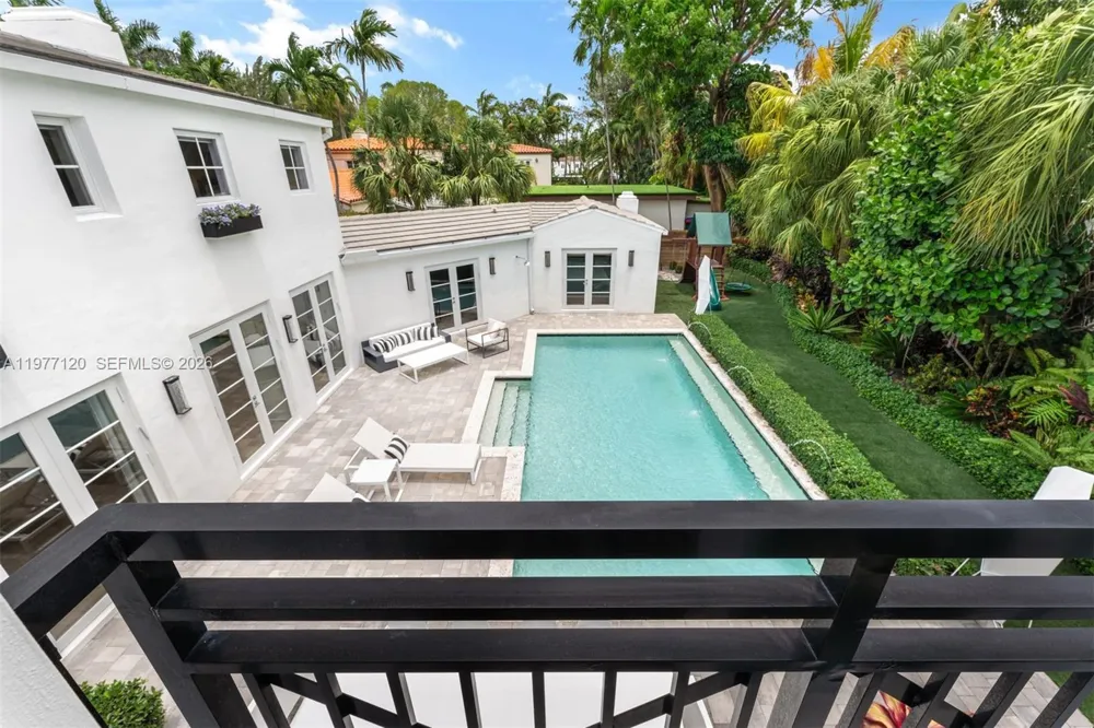 2887 Pine Tree Dr Miami Beach, FL 33140