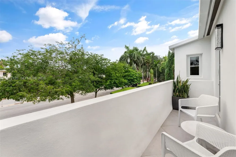 2887 Pine Tree Dr Miami Beach, FL 33140