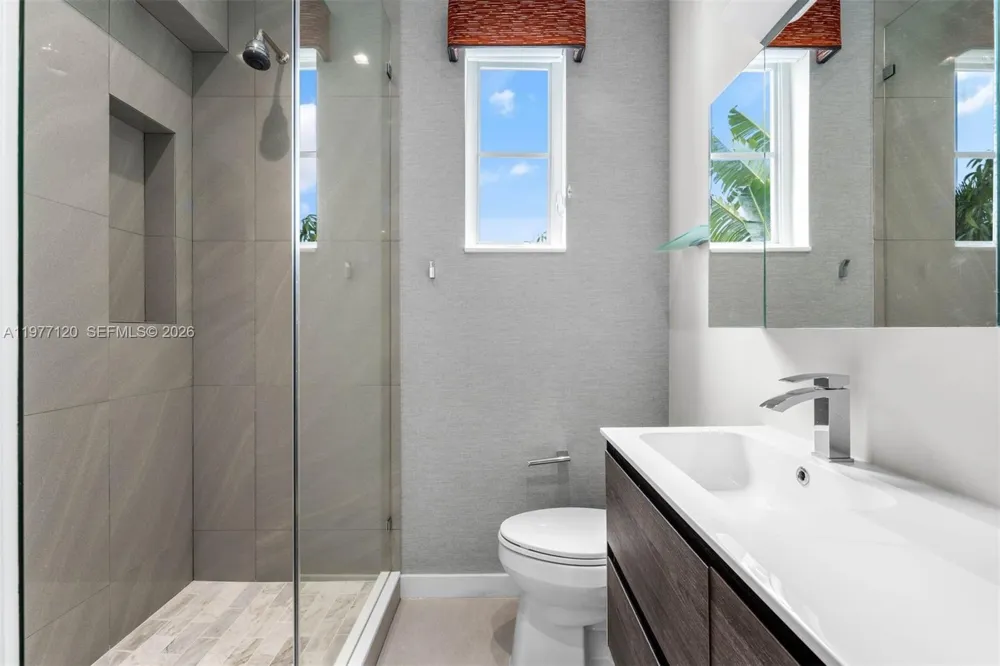 2887 Pine Tree Dr Miami Beach, FL 33140