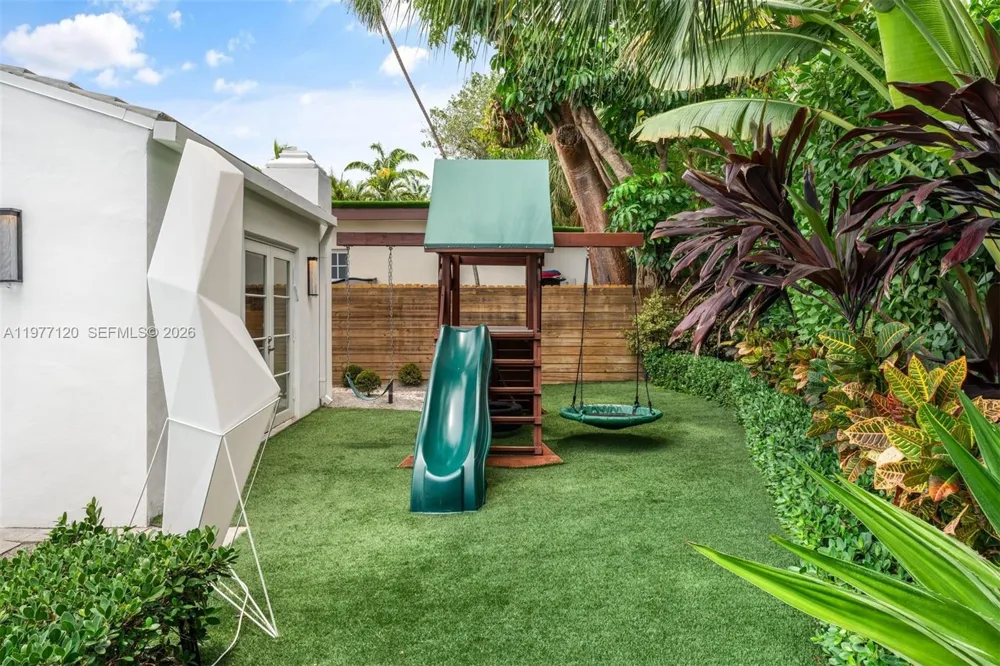 2887 Pine Tree Dr Miami Beach, FL 33140