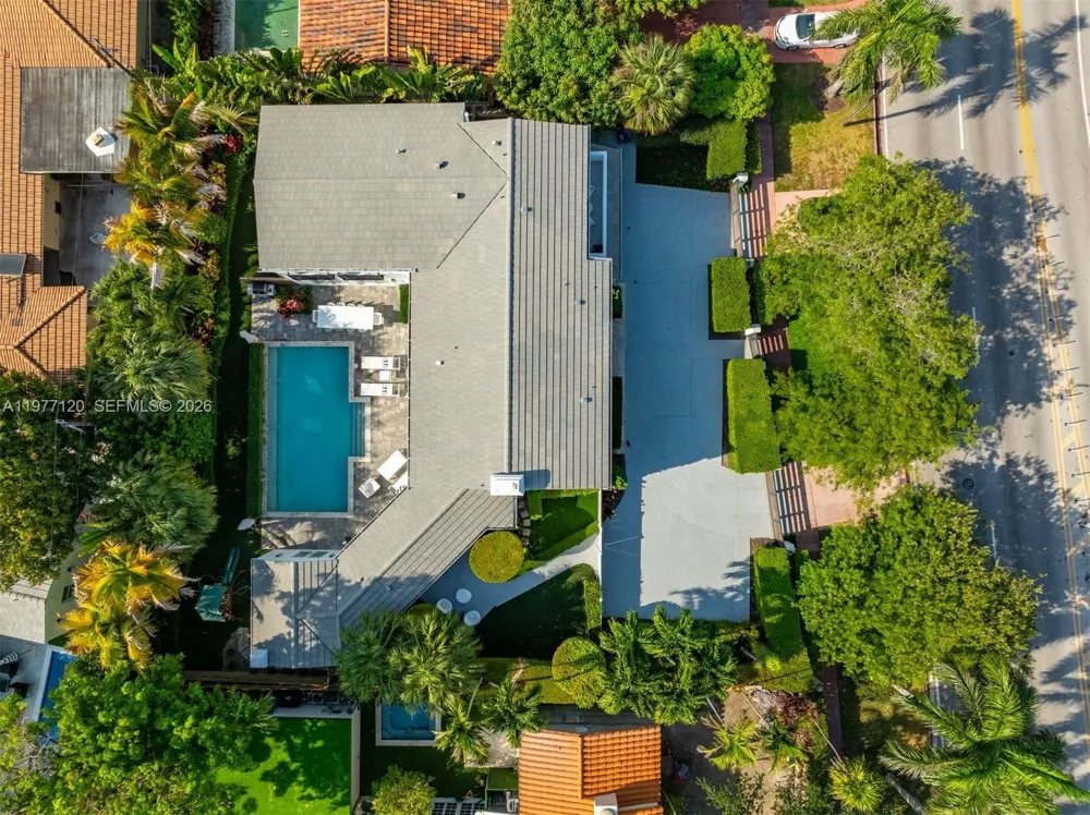 2887 Pine Tree Dr Miami Beach, FL 33140
