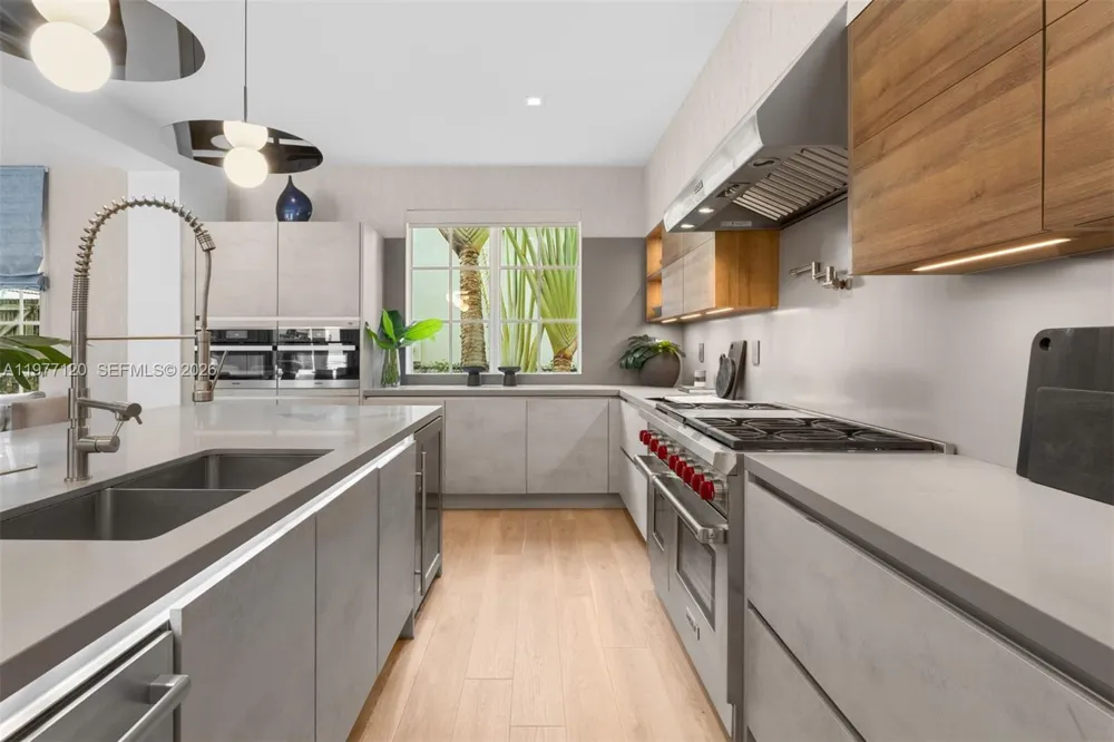 2887 Pine Tree Dr Miami Beach, FL 33140