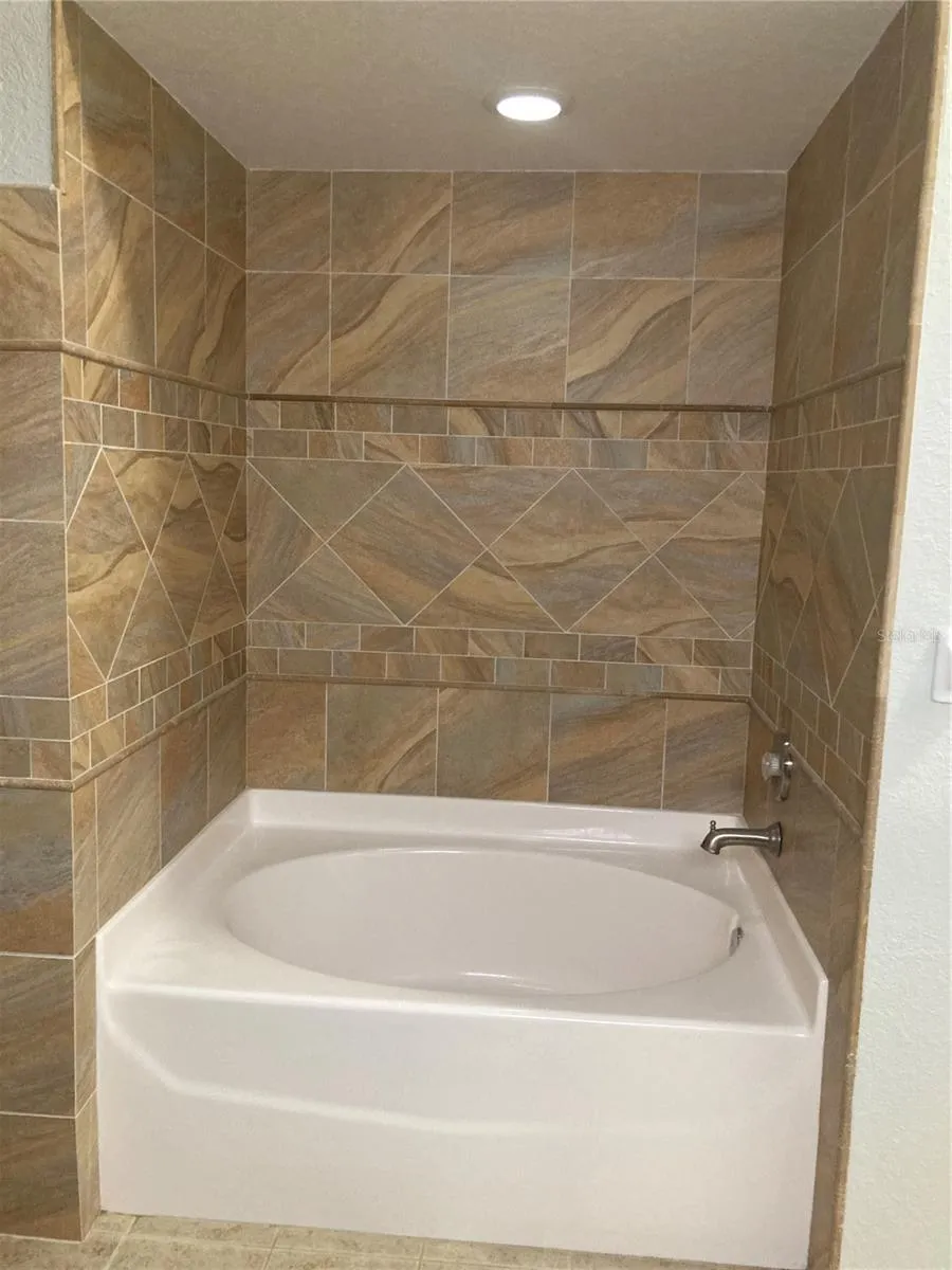 1819 HAMMOCKS AVENUE #1819 Lutz, FL 33549