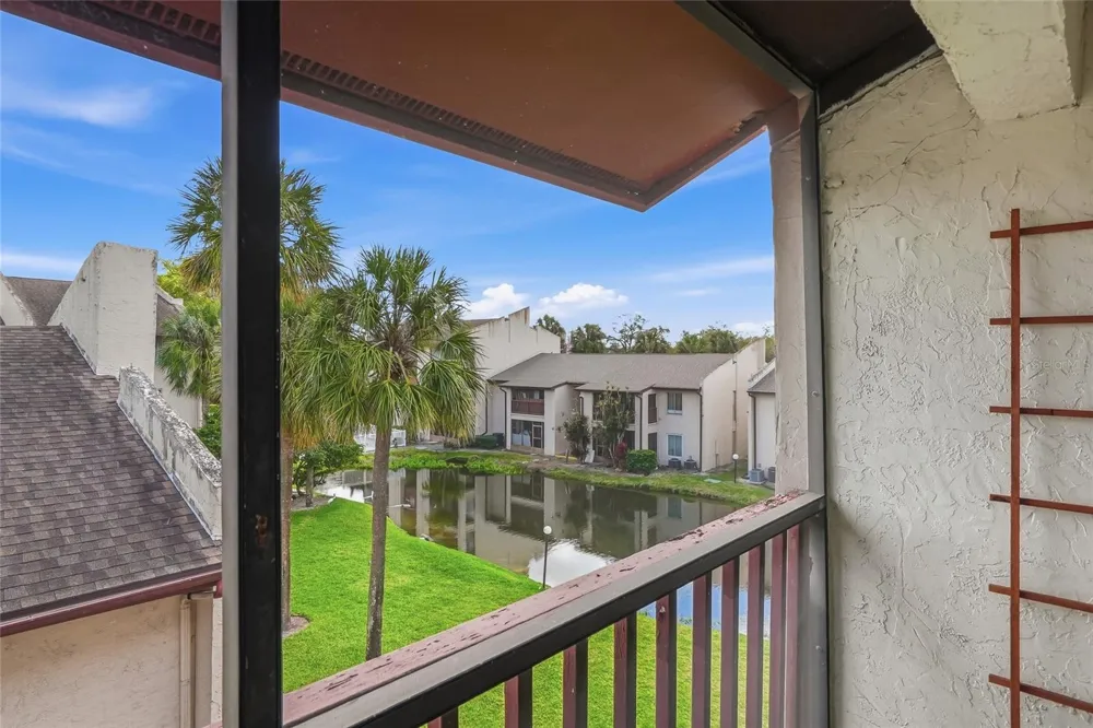 8602 CHAMPLAIN COURT #90 Tampa, FL 33614